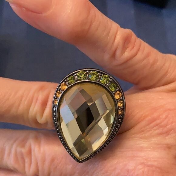 Gorgeous cocktail ring large yellow teardrop center stone approximate sz 5-5.5 - Picture 4 of 10